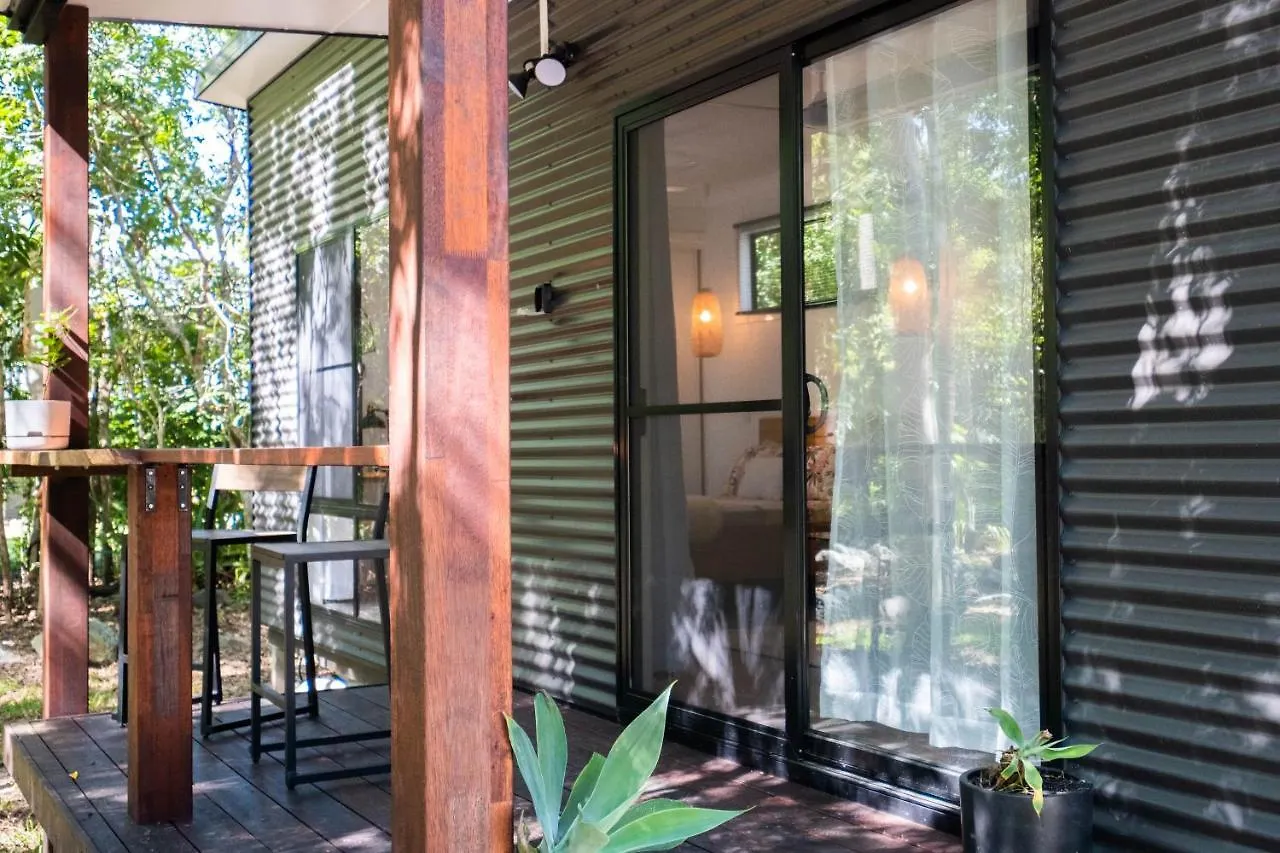 Деревянный коттедж Airlie Beach Eco Cabins - Adults Only
