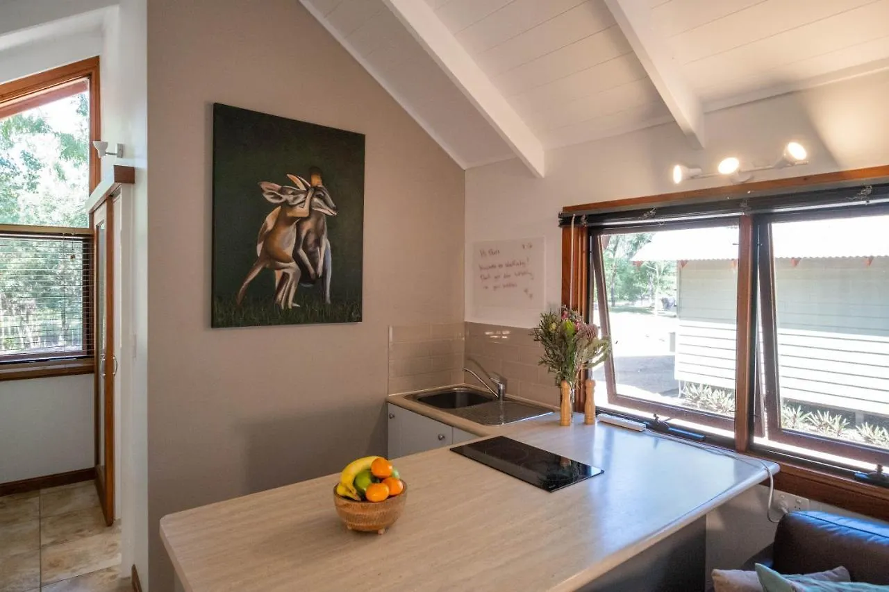 Деревянный коттедж Airlie Beach Eco Cabins - Adults Only
