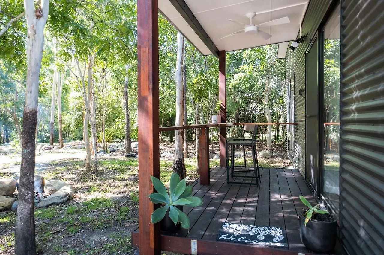 Деревянный коттедж Airlie Beach Eco Cabins - Adults Only