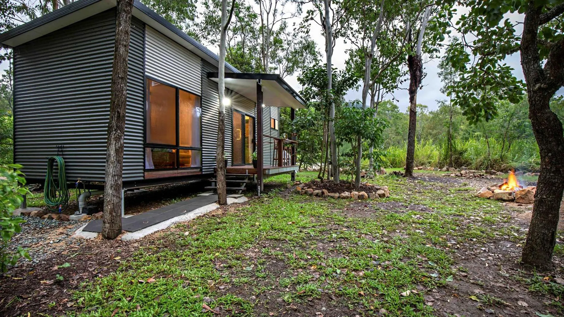 Деревянный коттедж Airlie Beach Eco Cabins - Adults Only
